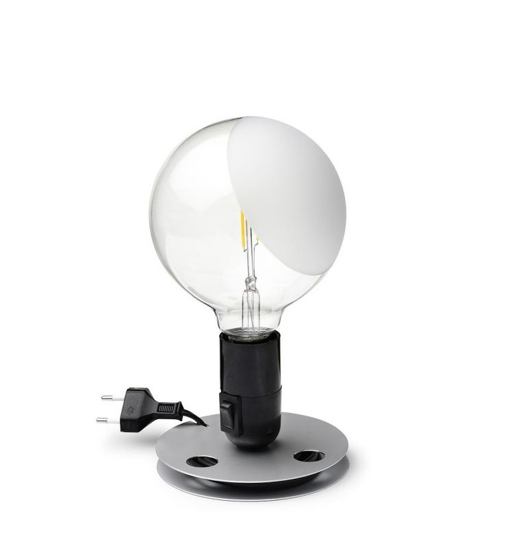 Lampadina Tischleuchte von Flos: Moderne Tischlampe mit großer Glühbirne und silbernem Fuß.